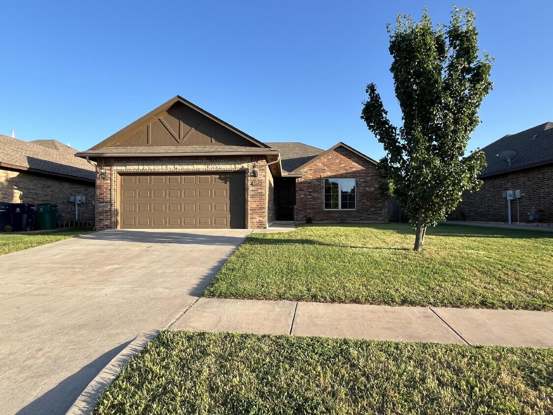 Foto principal - "Charming 3-Bedroom Home with 2 Full Baths...