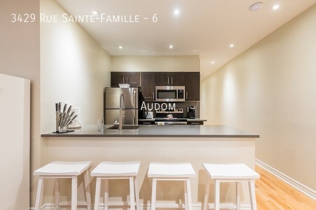 Building Photo - 3429 Rue Sainte-Famille