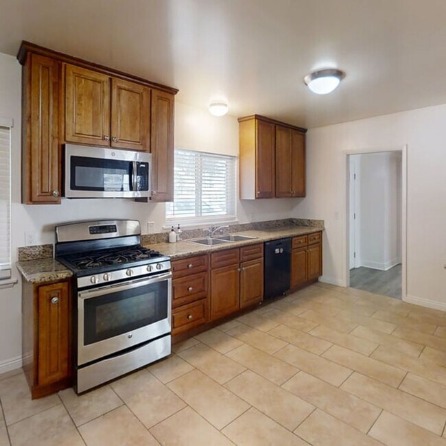 Building Photo - Spacious 3-Bed/2-bathroom – Bonus Rooms!