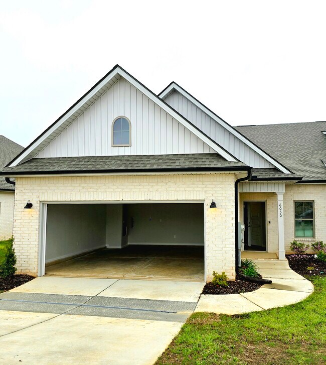 Building Photo - 6030 Gardner Maples Dr SE
