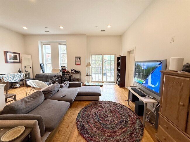 Building Photo - 409 Dudley St