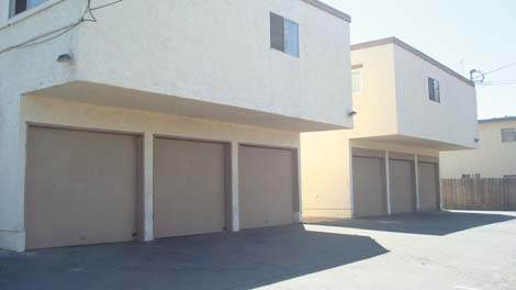 Seis (6) Garajes - 813-817 B St