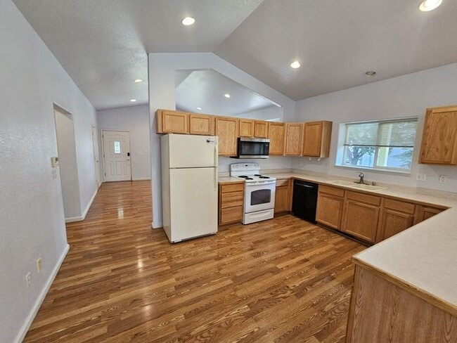 Foto del edificio - 3 bed 2 bath 2 Car Garage Cimarron Community Home FOR RENT!