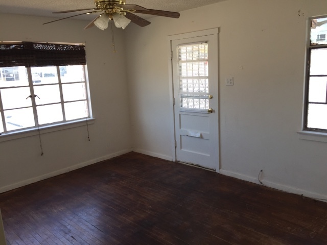 Building Photo - 2 Bed 1 Bath Duplex close to Ft. Bliss