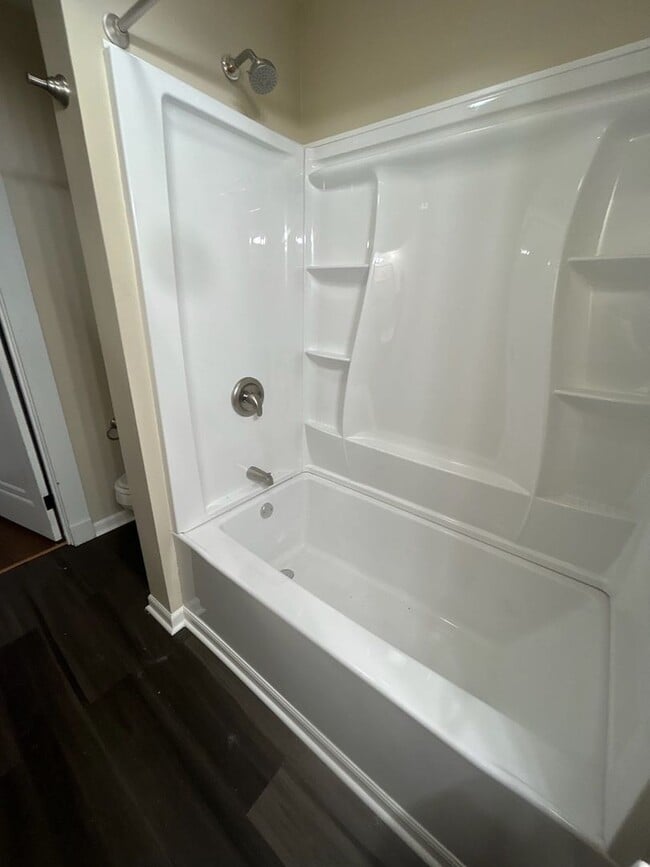 Foto del edificio - Updated 1 Bed/1 Bath First Floor Apartment in Greenfield - Private Deck, Central Heat & AC - Avai...