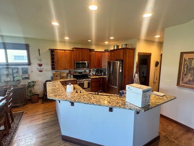 Foto del edificio - Large, Open Home with Beautiful Backyard and Oversized Garage