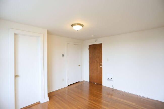 Foto del edificio - OPEN HOUSE:Thursday(12/28)6:45pm-7pm Charm...