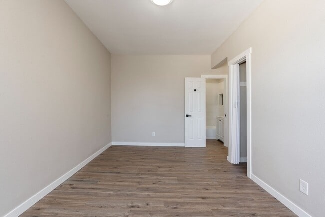 Building Photo - Fully Renovated Studio - Near PDX Airport ...