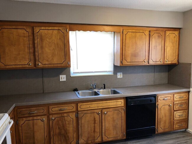 Building Photo - Charming 3 bedroom 1.5 bath right next to ...