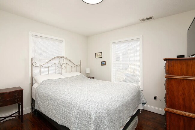 Foto del edificio - 317 Douglas Ct