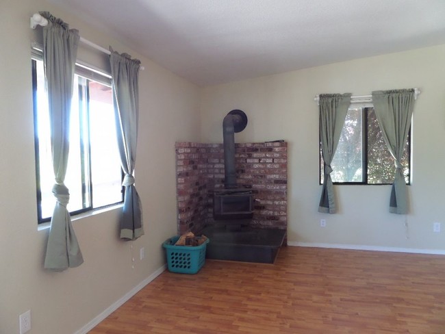 Building Photo - 1-bedroom upstairs apartment on a horse ranch