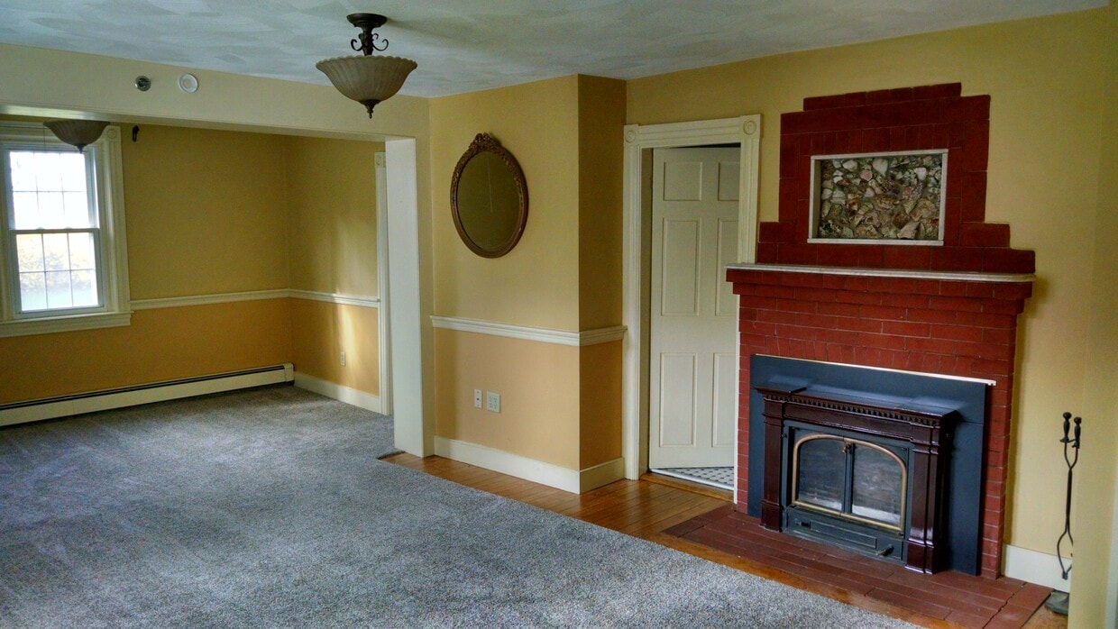 Very large Family Room - 8 Abbott Run Valley Rd