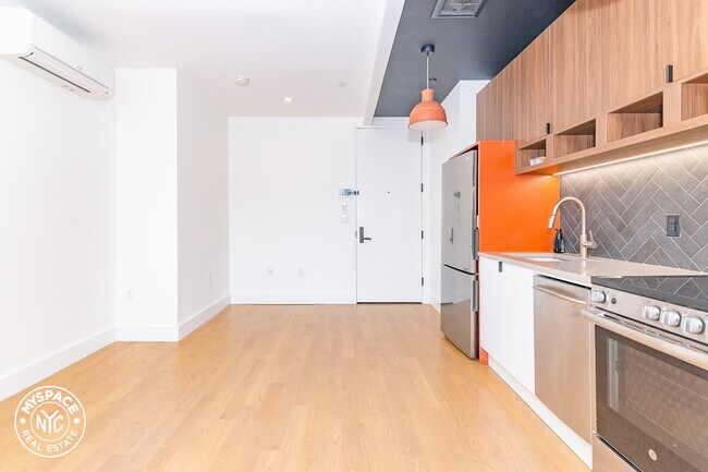 Building Photo - 824 Lexington Ave