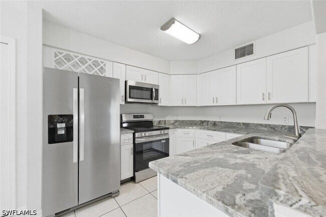 Building Photo - 9570 Crescent Garden Dr