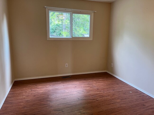 Building Photo - 3 Bed 2 Bath Unit in Red Deer, AB