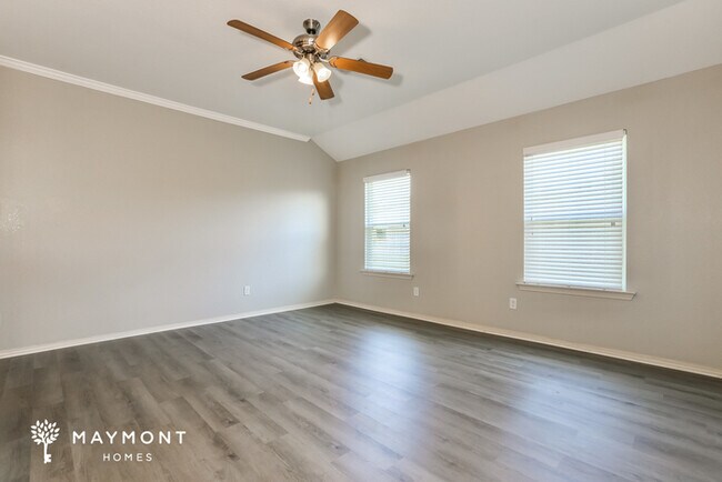 Building Photo - Stunning 3 Bedroom with Large Backyard!