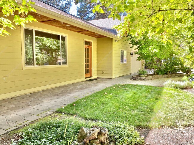 Foto del edificio - West Hills Gem with Timeless Charm and Mod...