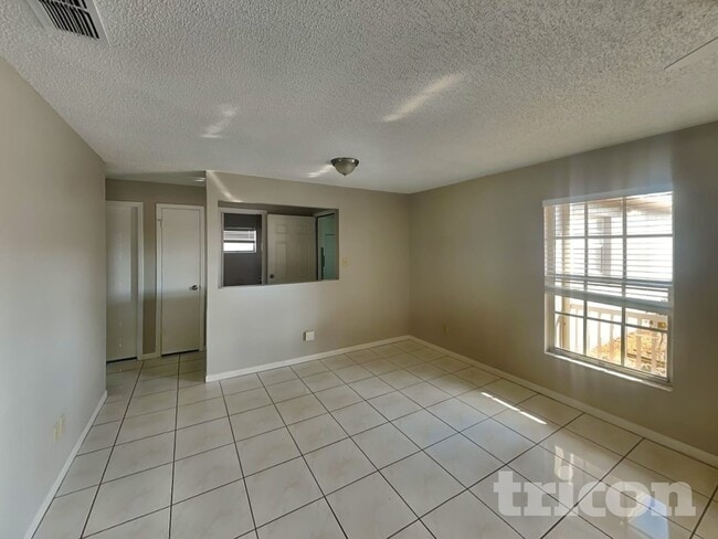 Foto del edificio - 1924 Derbywood Dr