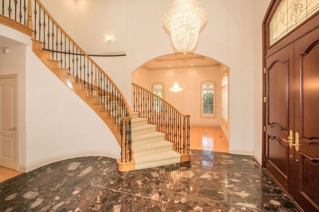 Building Photo - Spacious Executive Home in the Heart of Mi...