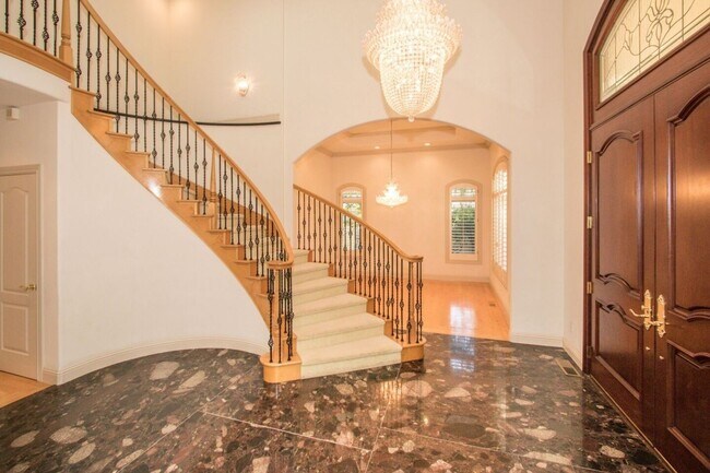 Foto del edificio - Spacious Executive Home in the Heart of Mi...
