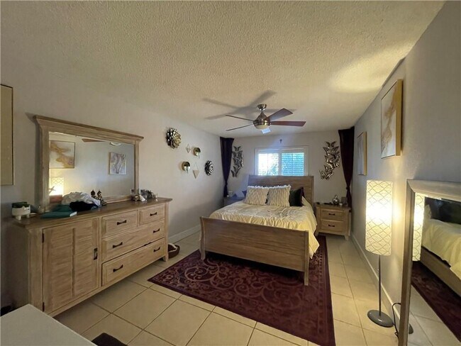 Foto del edificio - 255 S Cypress Rd