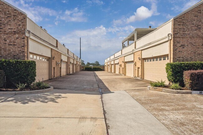 Foto del edificio - 600 Wilcrest Dr