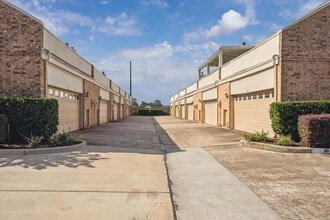 Building Photo - 600 Wilcrest Dr