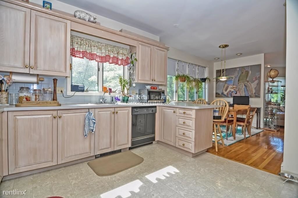 Primary Photo - 2 Carver St