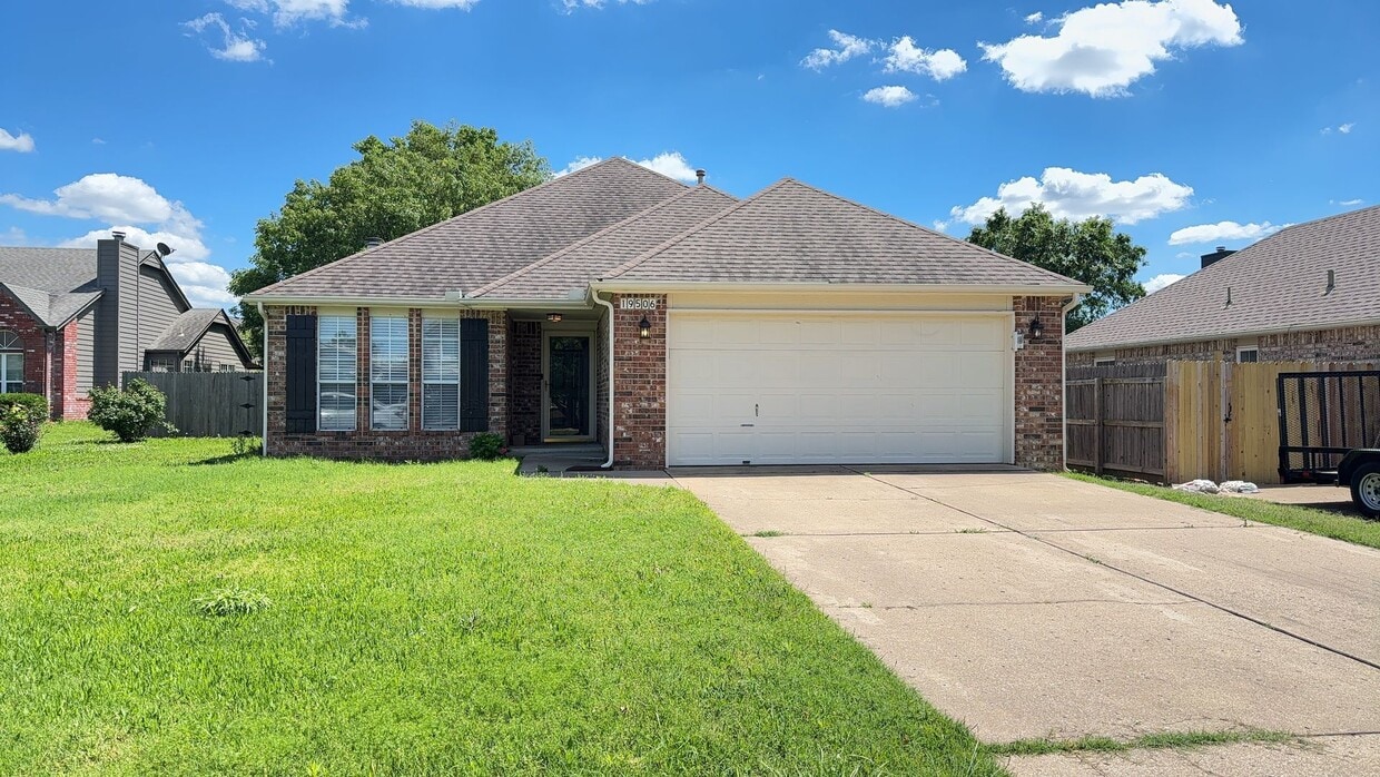Primary Photo - Welcome to this charming 3-bedroom, 2-bath...