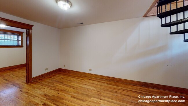 Building Photo - 3912 N Greenview Ave