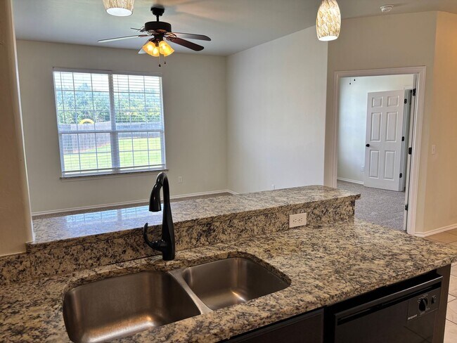 Building Photo - 3br 2ba Duplex!