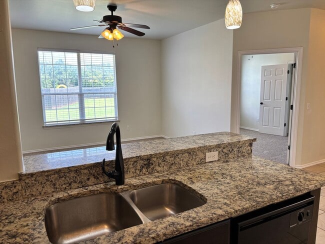 Foto del edificio - 3br 2ba Duplex!
