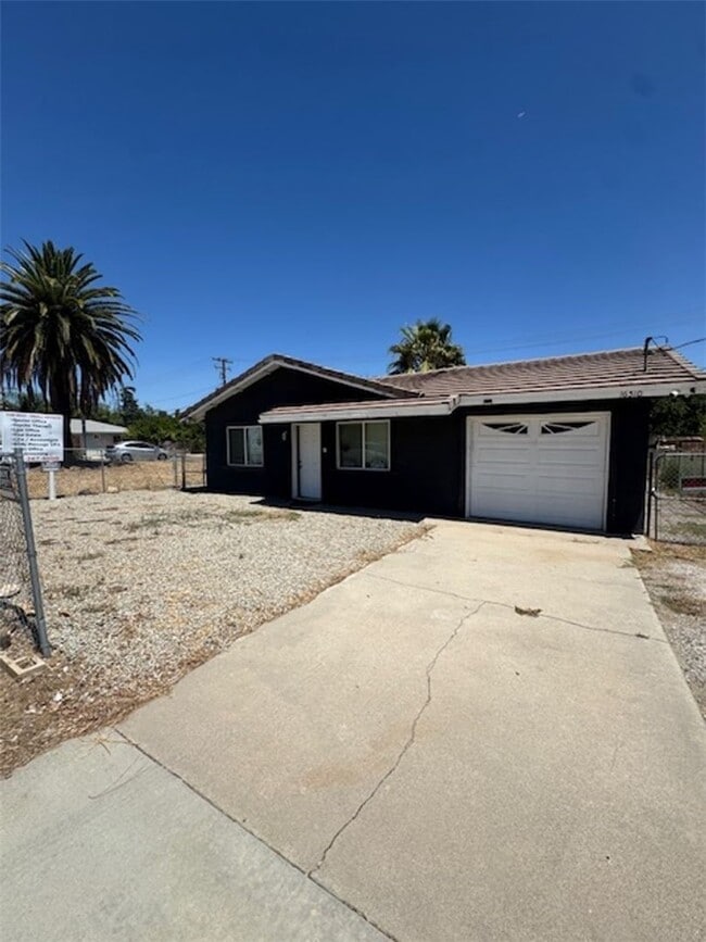 Building Photo - 16510 Lakeshore Dr