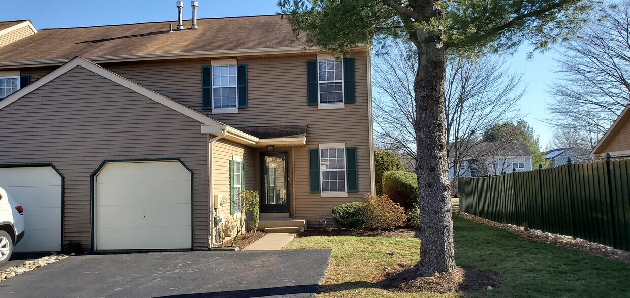 Frente de casa con garaje y entrada para vehículos. - 610 Larch Ct