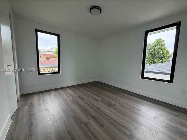 Building Photo - 618 SW 21st Ave