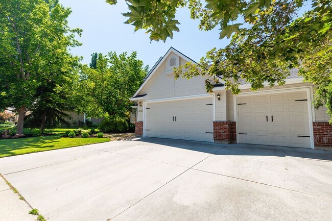 Foto del edificio - 3 Bed 2.5 Bath In The Heart Of Eagle