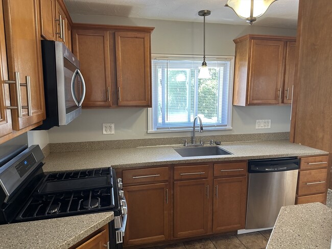 Building Photo - 396 Durfee St