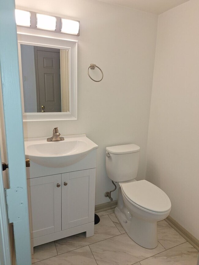 Building Photo - 3 bedroom/1.5 bathroom- Shellis Square