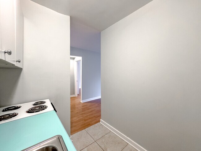 Building Photo - 429 W Wellington Ave