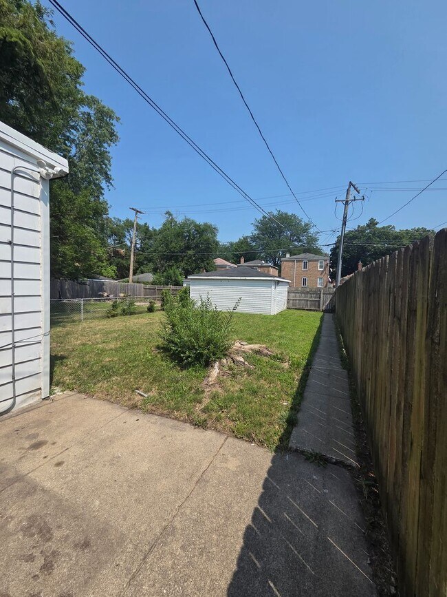 Building Photo - Charming 4BR Home with Spacious Layout, Mo...