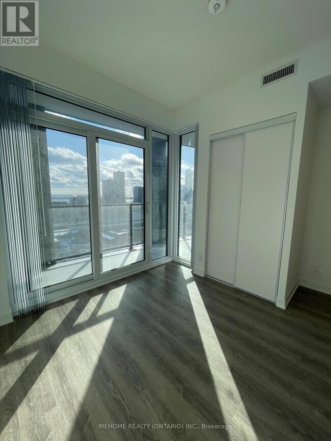 Photo du bâtiment - 180 Front St E