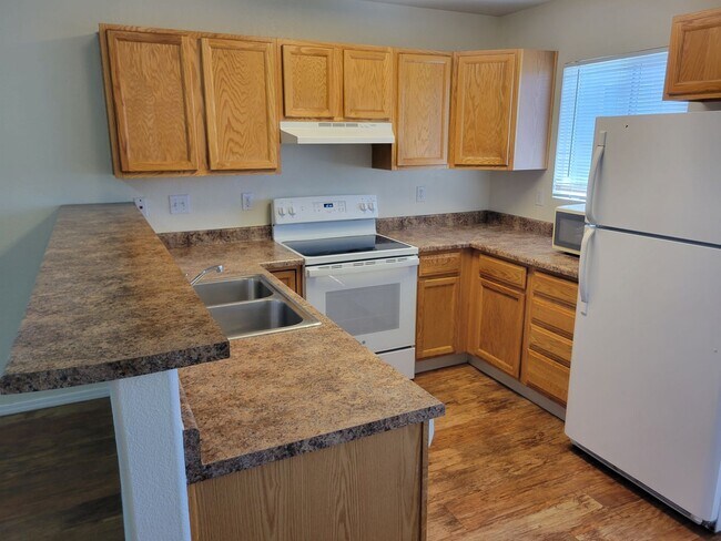Building Photo - 3 Bed, 2.5 Bath Townhome With AC