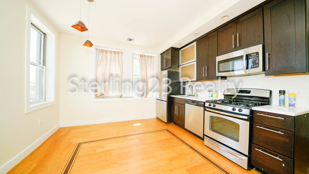 Primary Photo - 26-20 Hoyt Ave S