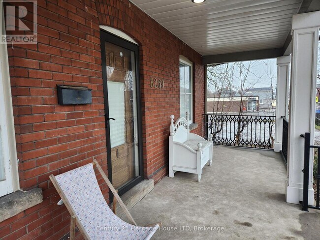 Photo du bâtiment - 8269 Willoughby Dr