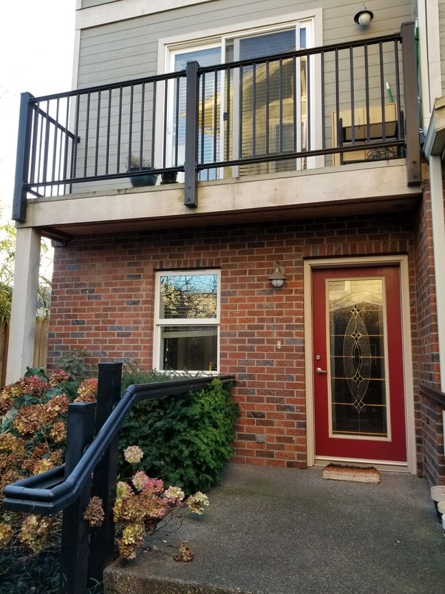 Building Photo - 809 Taylor Ave N