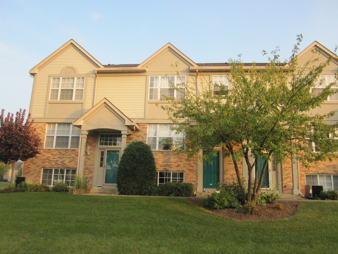 2734 Woodmere Dr, Darien, IL 60561 Townhome Rentals in Darien IL