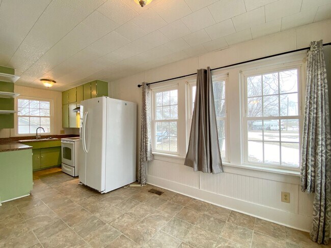 Building Photo - Updated 2 Bed 2 Bath House