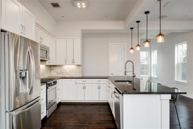 Building Photo - 2005 Bluebonnet Ln