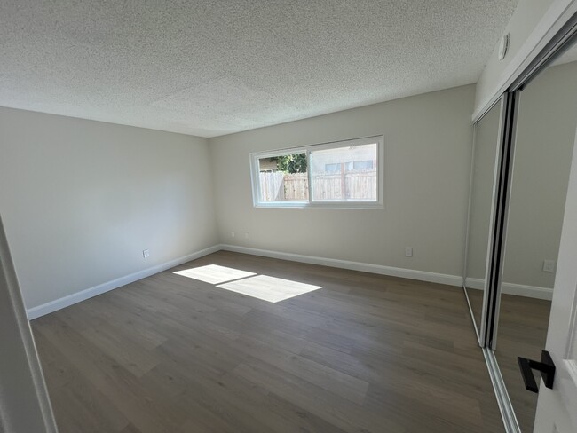 Building Photo - 18912 Valley Cir