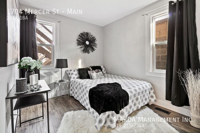 Building Photo - CHARMING 2BED/1BATH MAIN FLOOR IN CENTRAL ...